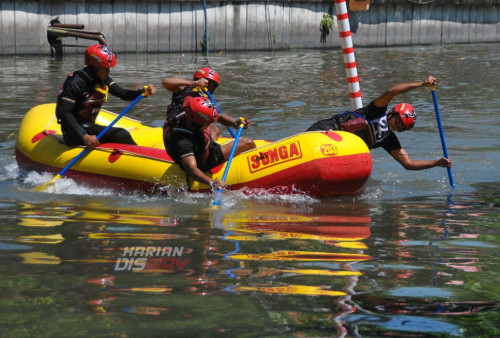 Lomba Perahu Karet di Kalimas Sambut Hari Jadi Kota Surabaya