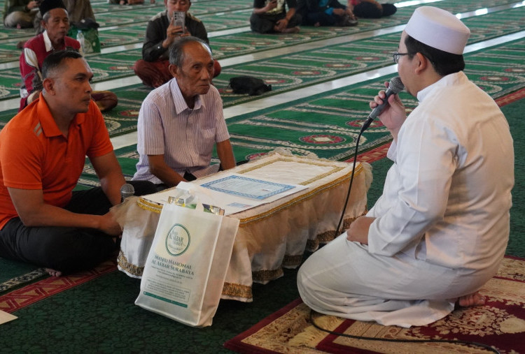 Awal Sya’ban, Pendeta Asal NTB Ikrar Masuk Islam di Masjid Al Akbar Surabaya