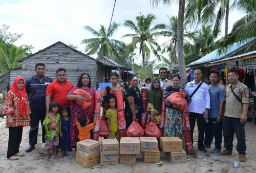 Respon Cepat, PT Timah Tbk Serahkan Paket Sembako untuk Korban Banjir di Desa Rajik