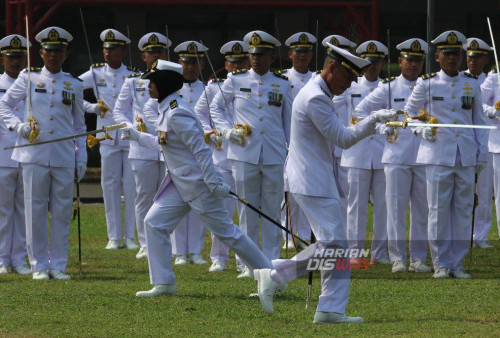 Personel TNI AL mengikuti upacara Prasetya Perwira Pendidikan Pembentukan Perwira (Diktukpa) TNI AL Angkatan ke-53 TA 2023 di Kodiklatal, Surabaya, Jawa Timur, Senin, 6 November 2023. Upacara Prasetya Perwira Pendidikan Pembentukan Perwira (Diktukpa) TNI AL Angkatan ke-53 TA 2023 yang di hadiri oleh KASAL Laksamana TNI Muhammad Ali, tersebut melantik sebanyak 217 siswa.  oleh KASAL Laksamana TNI Muhammad Ali. (Julian Romadhon/Harian Disway) 