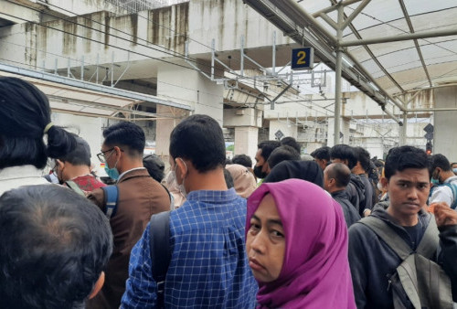 KRL Bogor-Jakarta Kota Gangguan dan Jalan Perlahan, Penumpang Menumpuk di Stasiun Manggarai