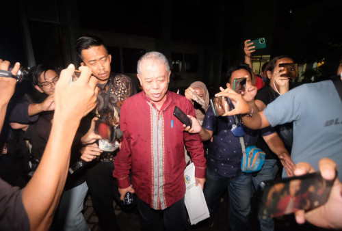 Jawaban  Ketua DPRD Jatim Kusnadi Usai Diperiksa KPK 10 Jam: Menyangkut Semuanya Lah!