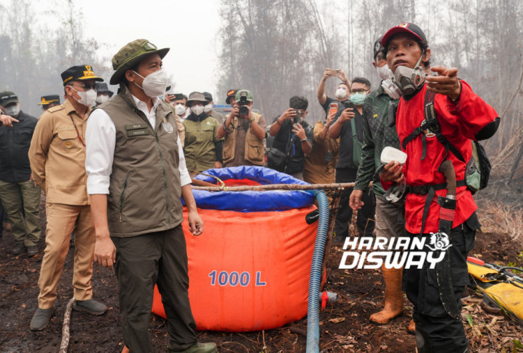 Untuk memperkuat penyekatan, pemerintah berencana menambah empat hingga lima ekskavator. Selain itu, sekitar 30 sumur bor tambahan dibutuhkan untuk mendukung pemadaman di sekitar kepala api dengan jarak sekitar 50 meter. Strategi ini diharapkan mampu menahan pergerakan api sebelum meluas ke wilayah lain. Foto: Kemenhut