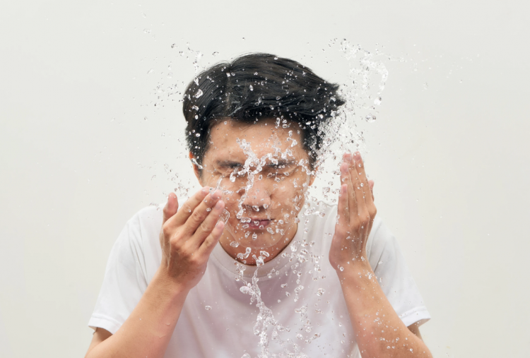 5 Skincare Pria untuk Kulit Berminyak dan Berjerawat yang Ampuh Buat Pemula, Jangan Salah Pilih! 