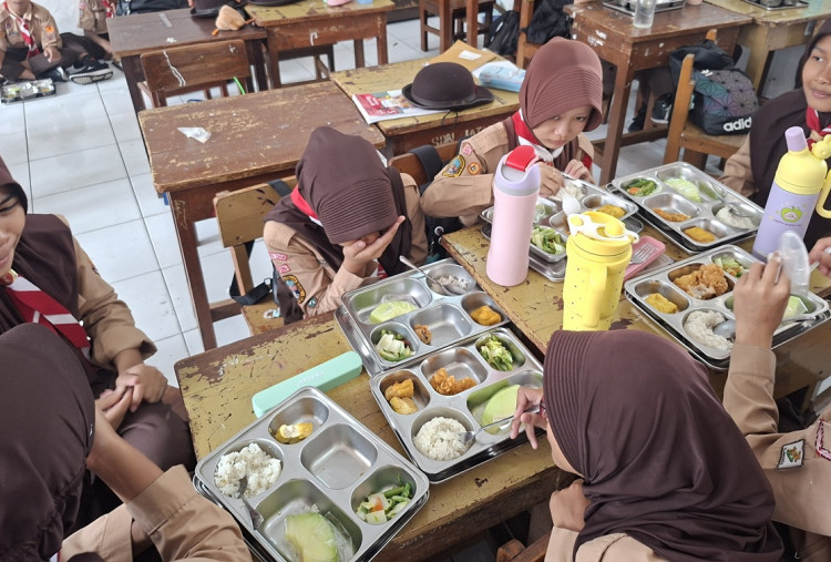 Inovasi Baru SPPG, Jemput Bola ke Sekolah dengan Menu MBG Prasmanan Halal Bihalal
