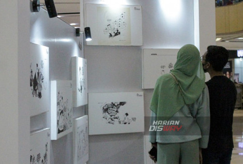 Pengunjung menyaksikan lukisan karikatur yang dipajang di Tunjungan Plaza 6 Surabaya, Jawa Timur, Minggu, 10 September 2023. Pameran karikatur diadakan dalam rangka pesta demokrasi menjelang Pemilu 2024 karya dari GM Sudarto, Pramono R Pramoedja, Itok Isdiyanto, Thomas Lionar, Non-o (Sudi Purwono), Anwar Rosyid, Gatot Eko Cahyono (Gatote) yang digelar tanggal 8 hingga 10 September 2023 ini mengusung tema 