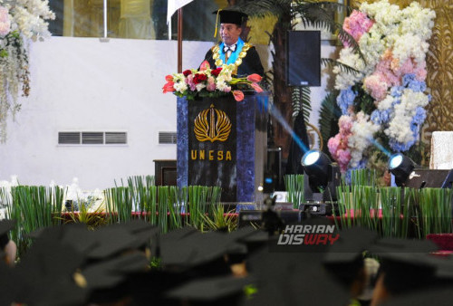 Rektor Unesa, Prof. Dr. Nurhasan, M.Kes. melakukan sambutan di depan wisudawan saat berlangsungnya Upacara Wisuda Periode 109 di Graha Unesa, Surabaya, Jawa Timur, Kamis, 1 Februari 2024. Universitas Negeri Surabaya (UNESA) menyelenggarakan upacara wisuda dan pelepasan wisudawan periode 109 sebanyak 1.380 orang yang berasal dari 8 Fakultas, antara lain, 206 wisudawan dari Fakultas Ilmu Sosial dan Hukum, 190 wisudawan dari Fakultas Teknik, 194 wisudawan dari Fakultas Ilmu Keolahragaan dan Kesehatan, 95 wisudawan dari Fakultas Ekonomika dan bisnis, 109 wisudawan dari Fakultas Vokasi dan 8 wisudawan dari Sekolah Pascasarjana. (Julian Romadhon/Harian Disway)
