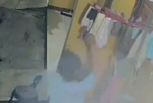 Terekam CCTV, Pria Cabul Curi Celana Dalam Wanita yang Tergantung di Jemuran Milik Warga Pondok Aren