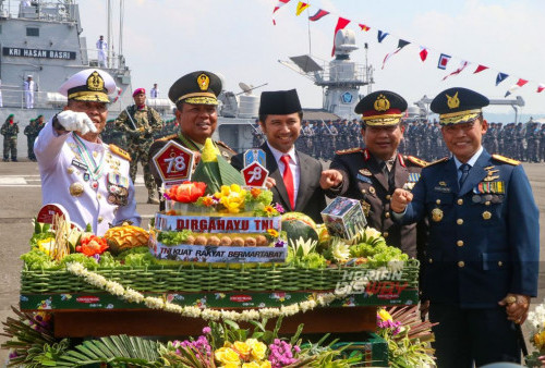 (Dari kiri) Pangkoarmada II Laksda TNI Yayan Sofiyan, Pangdam V Brawijaya Mayjen TNI Farid Makruf, Plt Gubernur Jawa Timur Emil Elestianto Dardak dan Kapolda Jawa Timur Irjen Pol Toni Harmanto berpose didepan kue HUT TNI ke78 di Dermaga Ujung Madura Koarmada II, Surabaya, Jawa Timur, Kamis 5 Oktober 2023. Upacara peringatan hari jadi Tentara Nasional Indonesia (TNI) yang ke-78 dengan mengusung tema, 