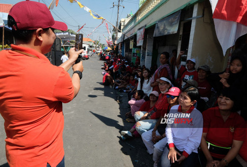 Sementara itu dihubungi Video Call di hadapan warga yang hadir ,Anggota Komisi XI DPR RI  Indah Kurnia menyampaikan pesan agar kita bijak mengatur keuangan dan jangan Konsumtif .
 