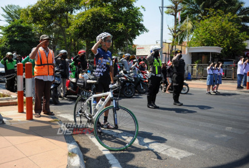 Penghormatan Bendera di Lampu Merah