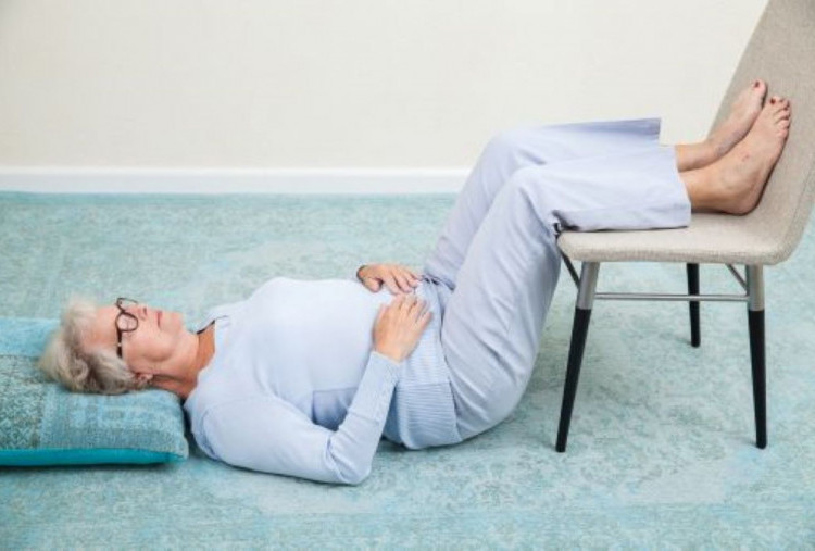 Cara Memulai Yoga Kursi untuk Lansia dengan Masalah Sendi, Aman dan Mudah Dilakukan di Rumah