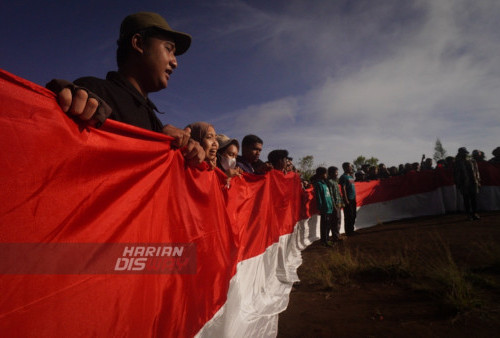 Sebanyak 500 orang mengikuti upacara bendera untuk memperingati HUT ke-77 Proklamasi Kemerdekaan RI di Puncak Bukit Pundak, Pacet, Mojokerto, Jawa Timur, Rabu 17 Agustus 2022. Ratusan orang tersebut terdiri pendaki, relawan, pecinta alam, dan, pelajar untuk mengikuti upacara yang digelar Ganawana di Bukit dengan ketinggian 1.585 mdpl dengan membentangkan bendera merah putih sepanjang 20 meter.
