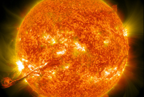 KIAMAT! Para Ilmuwan Beri Peringatan Dini Fakta Bumi akan 'Ditelan' Matahari, Kapan Itu Terjadi?