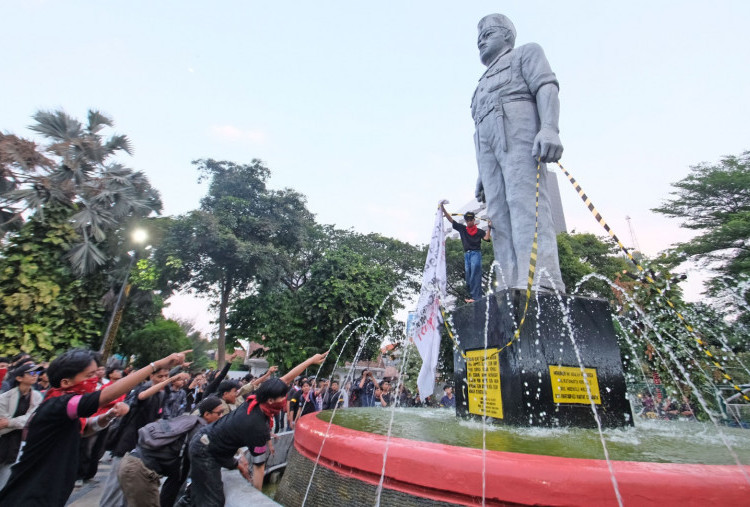 Demo 2 Tahun Prabowo-Gibran di Surabaya, Polisi Tetapkan Seorang Mahasiswa Jadi Tersangka Bawa Knuckle