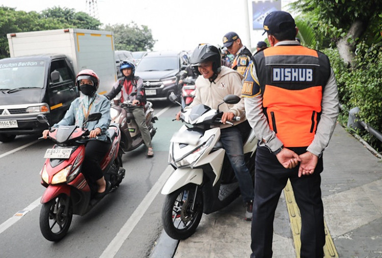 Aksi Berani! Pelajar Hadang Pemotor di Trotoar Flyover Tomang, Tuai Pujian