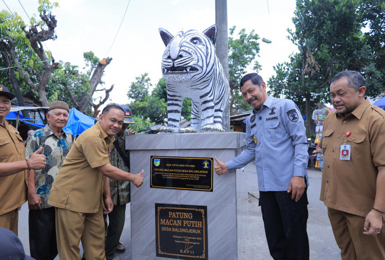 Kemenkum Jatim Serahkan Hak Cipta Patung Macan Putih Balongjeruk, Dorong Ekosistem Ekonomi Kreatif Desa