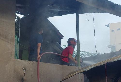 Api Kompor Sambar Bensin, Rumah dan Kios Terbakar