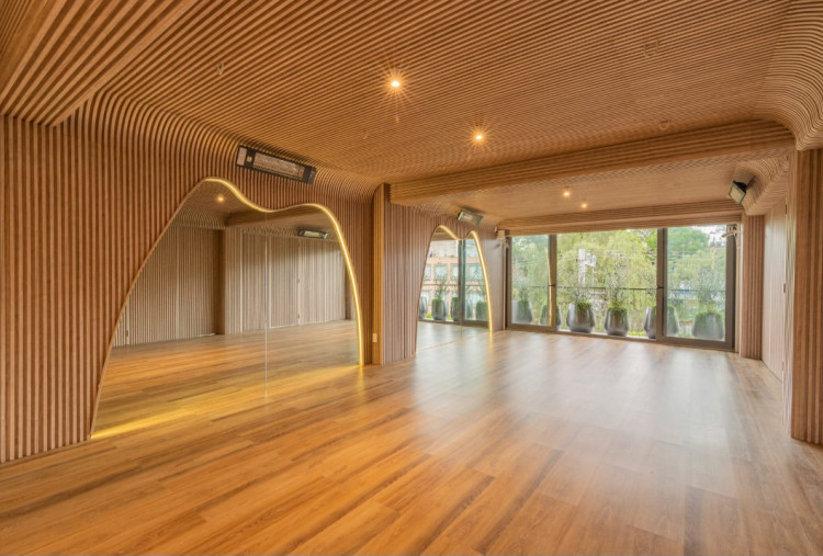 Studio Yoga di Mexico City Hadirkan Desain Kayu Melengkung untuk Ciptakan Ruang Meditatif