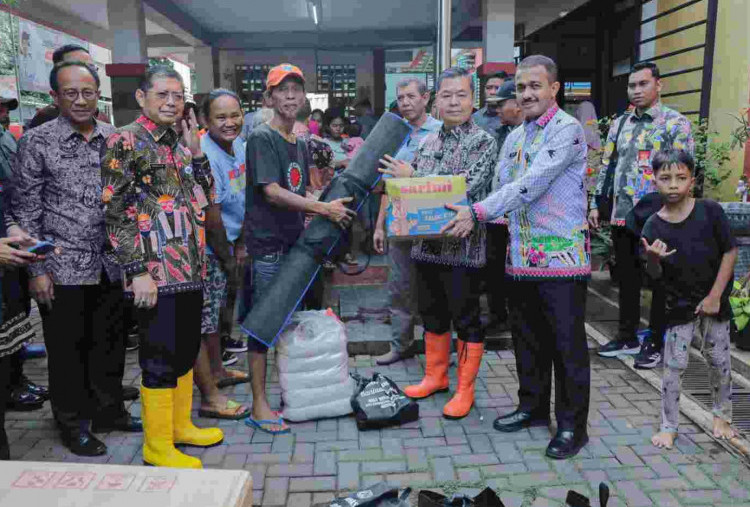 120 Orang Mengungsi Akibat Banjir di Kampung Melayu, Teguh Setyabudi Kirim Bantuan