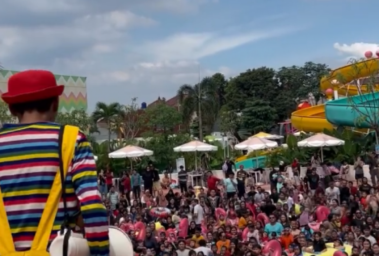 ‘Lautan Manusia’ Warga Depok Penuhi Wahana Tropikana Waterpark, Harga Mulai Rp30 Ribuan