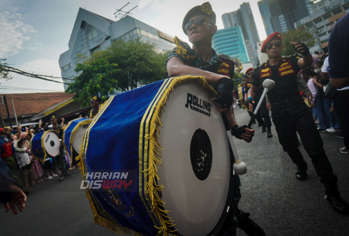 Peserta melintas saat berlangsungnya Surabaya Vaganza di Surabaya, Jawa Timur, Sabtu 28 Mei 2022. Ribuan warga memadati kawasan tersebut lantaran Pemerintah Kota (Pemkot) Surabaya kembali menggelar kegiatan untuk menyambut Hari Jadi ke-729 Kota Surabaya, yang sempat ditiadakan karena pandemi COVID-19. Foto: Julian Romadhon

 
