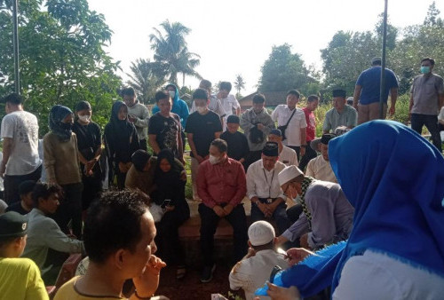 Ratu Dewa Hantarkan Jenazah Atlet Menembak ke TPU Talang Kerikil Palembang