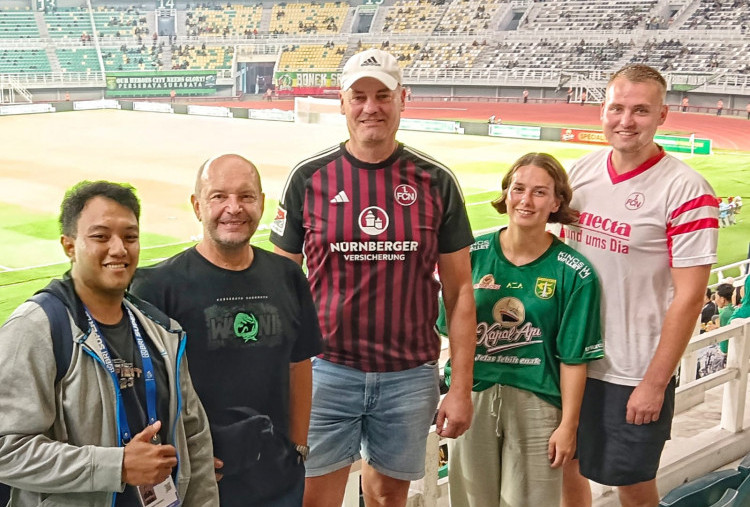 Kala Dua Bonek Jerman Saksikan Kemenangan Persebaya, Puji Atmosfer GBT!