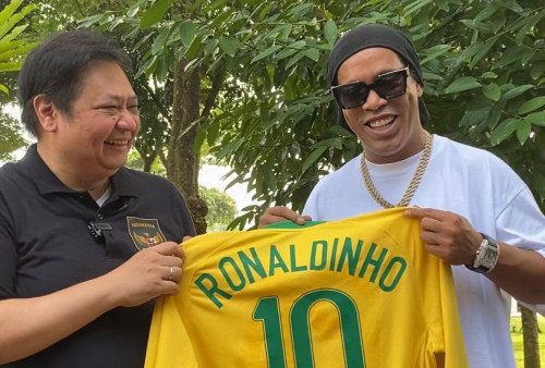 Ronaldinho Beri Jersey Kuning ke Airlangga Hartarto 