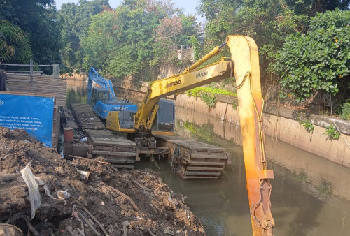 Antisipasi Banjir Jakarta, Dinas SDA DKI Keruk Lumpur di Sungai dan Waduk