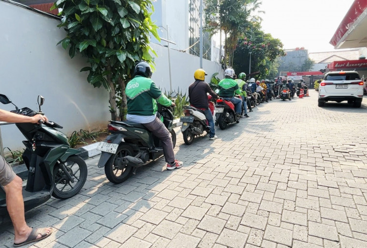 Harga BBM Pertamax Naik Jadi Rp16.250 per Liter, Ojol Rela Antre Panjang Isi Pertalite