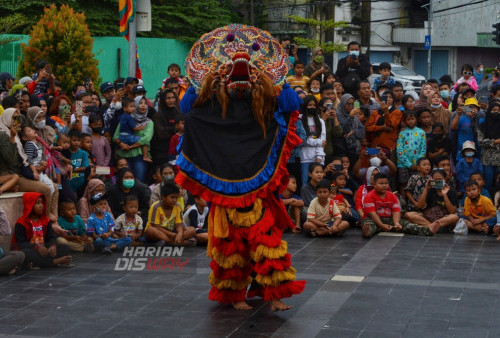 Warga menyaksikan aksi Caplokan saat pertunjukan kesenian Caplokan yang digelar di Alun-alun Surabaya, Komplek Balai Pemuda, Surabaya, Jawa Timur, Minggu (5/3/2023).
Pertunjukan Kesenian gratis yang digelar Pemerintah Kota (Pemkot) Surabaya itu  sebagai upaya menghidupkan dan melestarikan kesenian Jawa Timur. (foto: Syahrul Rozak Yahya)