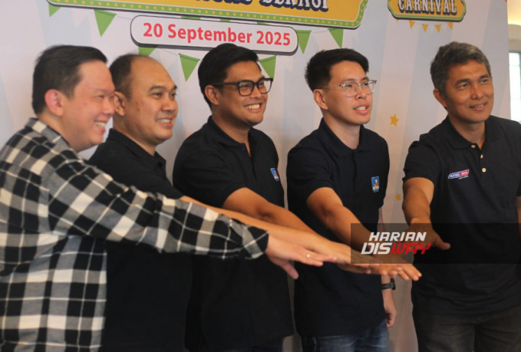 Branch Manager ACC Bekasi Raditya Anjana dan Branch Manager ACC Harapan Indah Aditya Budi. Turut hadir pada acara tersebut Branch Manager Auto2000 Bekasi Barat Yanchie, Branch Manager Daihatsu Sales Operation Narogong Dodi Indrianto danRegional Business Service Head Isuzu Sales Operation Frizon S. Naibaho.
