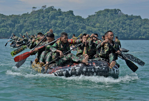 “Latihan Renang Tembus gelombang dan Dayung Tembus Gelombang ini merupakan rangkaian dari Latihan Pemantapan Batalyon  Infanteri (Lattap Yonif) Marinir Dengan Perkuatan Kesenjataan (DPK) tahun 2022,” Kata Komandan Brigif 2 Marinir I Gede Edy Supryadi, M.Tr. Hanla., M.Tr (Han) selaku Perwira Pelaksana Latihan
Fotografer: Dispen Brigif 2 Mar-Kopda Mar Ainul Yakin .