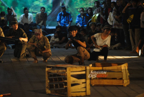 Sosok Letnan Achijat dipentaskan dalam drama kolosal Tragedi Jembatan Merah. Para aktornya diambil dari Teatrikal Perjuangan, Front Kolosal Soerabaja dan Luntas. Dalam pengantar pementasan, Achijat merupakan tokoh di balik tewasnya Brigjend Mallaby, pimpinan tentara Sekutu. (Julian Romadhon/Harian Disway)
