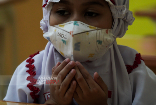 Sejumlah murid kelas 1 SD mengikuti pembelajaran tatap muka (PTM) 100 persen setelah lubur Lebaran di SD Al Falah Surabaya, Jawa Timur, Senin (9/5). Pemkot Surabaya mulai melaksanakan Pembelajaran Tatap Muka (PTM) 100 persen di tingkat PAUD, TK, SD dan SMP yang digelar dalam dua sesi menyesuaikan kondisi sekolah masing-masing dengan menerapkan protokol kesehatan secara ketat. Hal itu disesuaikan dengan Instruksi Menteri Dalam Negeri (Inmendagri) Nomor 18 Tahun 2022 tentang Pemberlakuan Pembatasan Kegiatan Masyarakat (PPKM) Wilayah Jawa dan Bali, yang ditetapkan pada 21 Maret 2022. Foto: Julian Romadhon