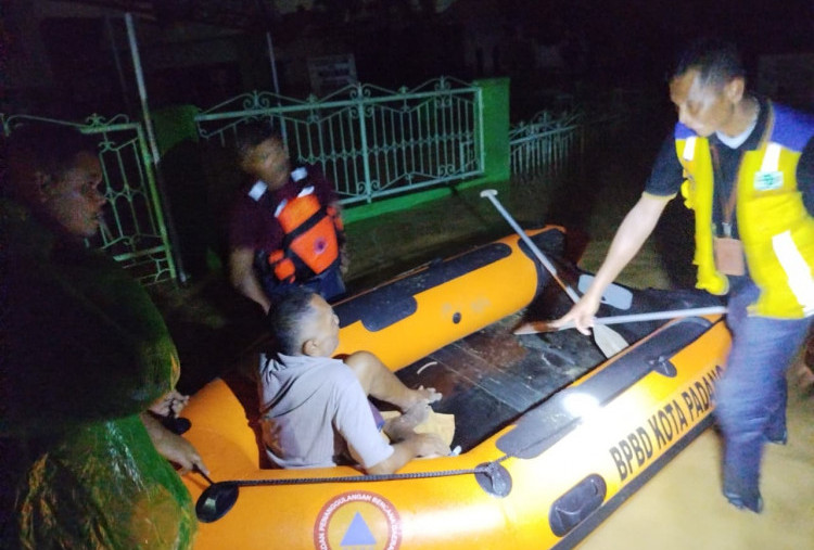 Darurat Banjir Padang 2025: 8 Orang Meninggal, Lebih dari 31 Ribu Warga Terisolasi