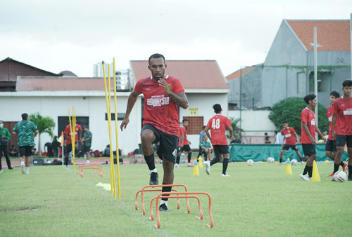 Tantangan Aji Santoso Melejitkan Pemain Persebaya Asal Papua, Michael Rumere