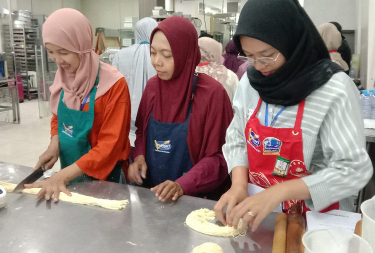 Bogasari Baking Center Dorong UMKM Surabaya Naik Kelas, 25 Warga Dilatih Olah Produk Bernilai Jual