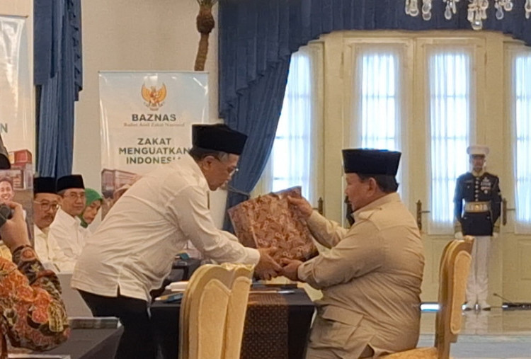 Intip Momen Prabowo dan Gibran Bayar Zakat di Istana