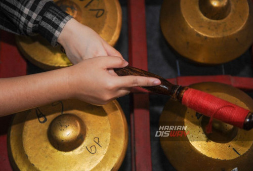 Sejumlah mahasiswa dan dosen asing menabuh gamelan saat mengikuti Pengenalan Kebudayaan Indonesia yang  di SMP Nation Star Academy Surabaya, Jawa Timur, Selasa, 30, Januari 2024. 

Sebanyak 33 mahasiswa dan dosen asing dari Thailand, China, Vietnam, Filipina, Malaysia, Taiwan, Korea Selatan, dan Myanmar mengikuti Program yang adakan oleh ITS bekerjasama dengan SMP Nation Star Academy di Direktorat Kemitraan Global (DKG) dalam Program Internasional Jangka yaitu Community and Technological Camp (CommTACH) untuk mengenal kebudayaan Indonesia seperti karawitan, Angklung dan Kulintang. (Julian Romadhon/Harian Disway)