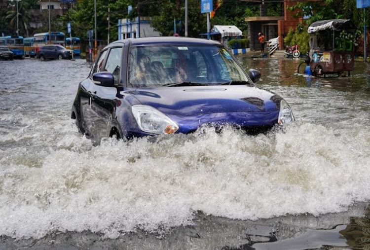 Awas! Mobil Dipaksa Lewat Banjir Bisa Jebol, Simak 7 Hal Penting yang Wajib Diperhatikan