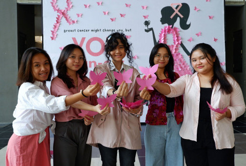 Aksi Mahasiswa UBAYA Cegah Dini Kanker Payudara Lewat Simbol Kupu-Kupu Kertas dan Ilusrasi Wanita