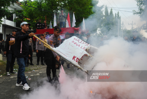 Sejumlah aktifis yang tergabung dalam Aliansi Madura Indonesia (AMI) menggelar demonstrasi massal di depan kantor Badan Pengawas Pemilihan Umum (Bawaslu) Kota Surabaya, Jawa Timur, Rabu, 21 Februari 2024. Para demonstran dari berbagai kalangan menyuarakan ketidakpuasan mereka terhadap hasil pemilihan umum yang baru saja berlangsung. Demonstrasi ini merupakan bentuk protes yang sah dari rakyat Madura yang merasa kecewa dengan proses pemilihan yang dianggap tidak adil. (Julian Romadhon/Harian Disway)
