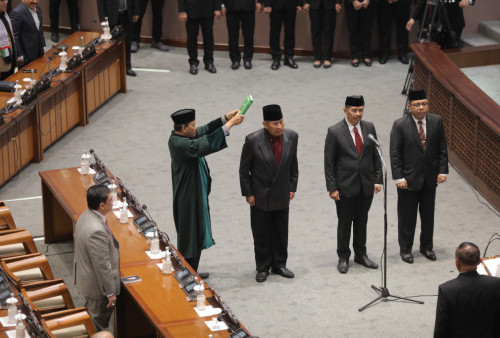 Mereka adalah Handayani dari Fraksi PKB dengan dapil Jambi, Andi Najmi Fuaidi dari Fraksi PKB dengan dapil Jawa Tengah IX dan Dadang S Muchtar dari Fraksi Golkar dengan dapil Jawa Barat VII.(Raka Denny/Harian Disway)