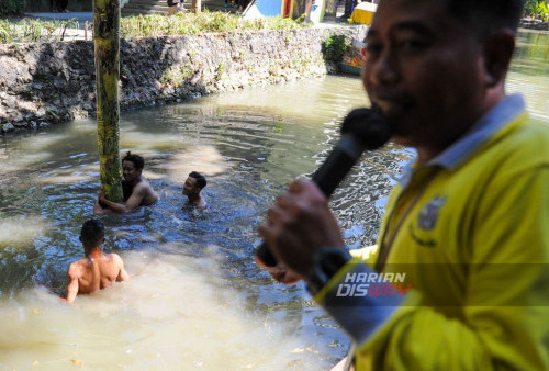 Peserta lomba mengikuti perlombaan panjat pisang setinggi 10 meter dari dasar sungai di Kebun Binatang Surabaya, Jawa Timur, Sabtu, 26 Agustus 2023. Acara Panjat Pisang yang diikuti sejumlah karyawan KBS tersebut berlangsung dalam rangka memeriahkan HUT ke-78 Kemerdekaan RI dan menyambut hari jadi Kebun Binatang (KBS) yang ke 107. (Julian Romadhon/Harian Disway)