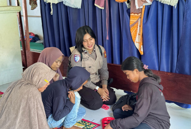 Polwan Polda Riau Terjun ke Agam, 42 Psikolog Dikerahkan Pulihkan Trauma Penyintas Bencana