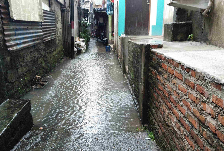 Kelurahan Rawa Buaya Mulai Tergenang, Bu RT Imbau Warga Waspadai Banjir Kiriman