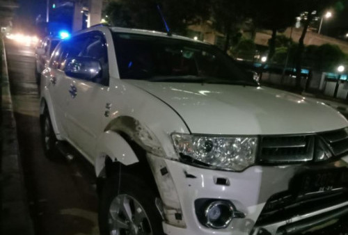 Ringsek! Mercedez Benz Diapit Mobil Pajero dan Voxy di Jakarta Selatan