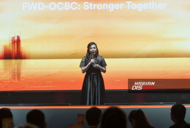 Direktur Utama FWD Insurance Desy N. Widjaya  memberikan sambutan dalam acara FWD-OCBC Bancassurance Kick-off 2025 dengan tema “Sail to Success”. FWD Insurance memulai kerja sama bancassurance dengan OCBC di tahun 2024 dan menghadirkan produk asuransi tradisional seperti FWD Treasury Legacy Protection dan FWD Multiple Protection.